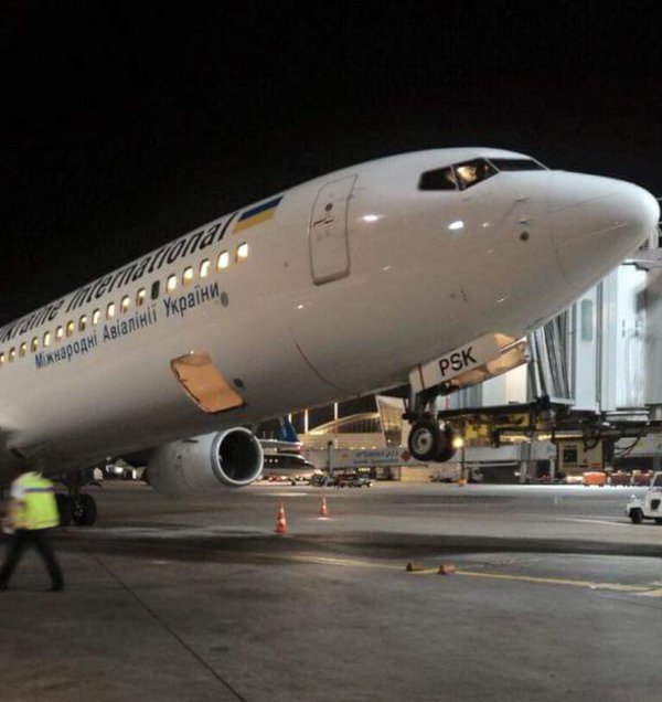 Boeing 737-94XER  Ukra�ne International Airlines