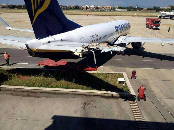 Ryanair 737 parked without chocks